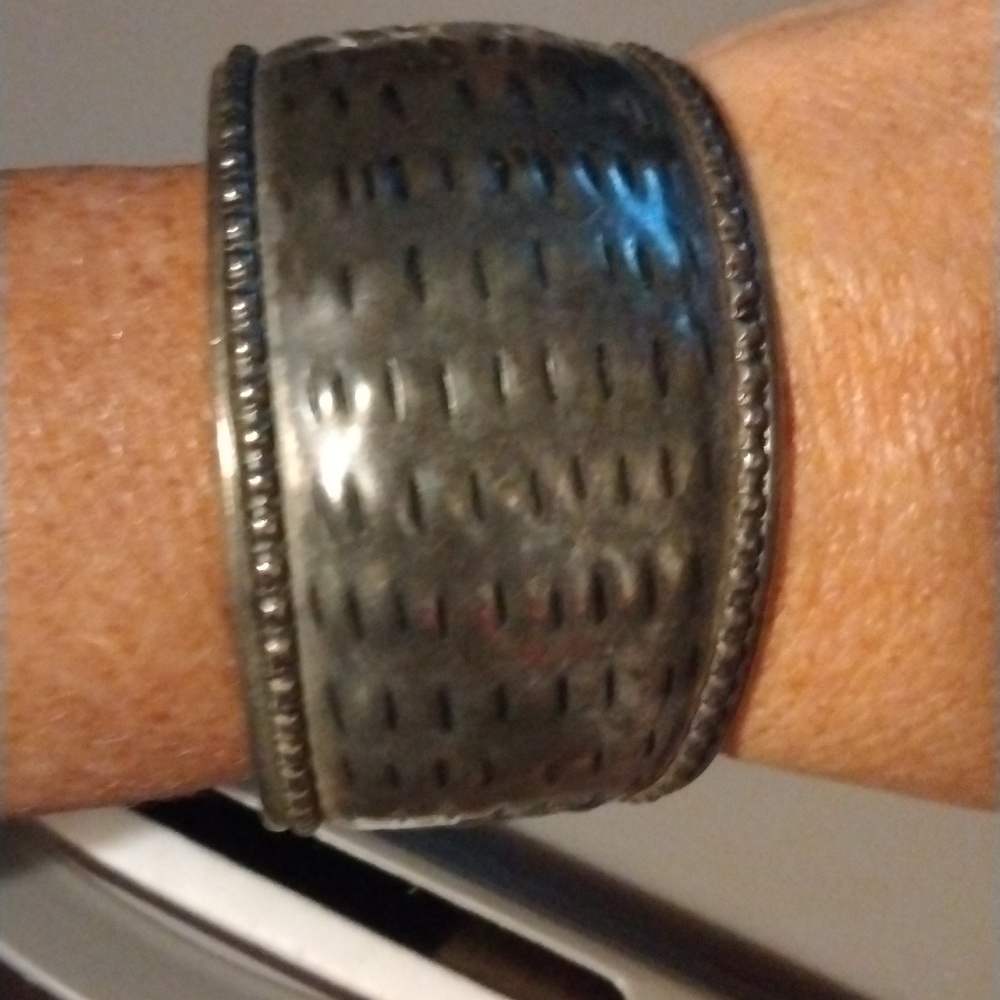 Elegante handmade cuff bracelet (sku 1206)